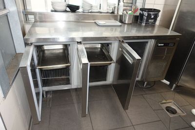 SUR DESIGNATION : Un tour réfrigéré inox trois portes AFINOX…