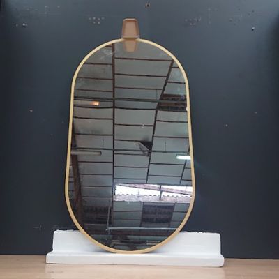 un miroir posé sur une table