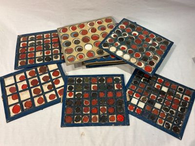 plusieurs carreaux sont disposés sur une surface blanche