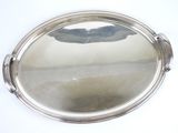 un plateau en argent avec un miroir sur une table