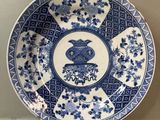 l'image d'une assiette bleue et blanche sur laquelle figure un oiseau