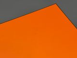 une feuille de papier orange sur fond gris