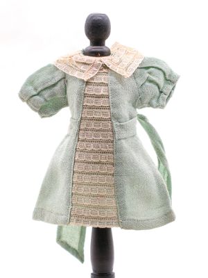 une photo d'une robe verte sur un mannequin, sur fond blanc