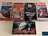 un grand nombre de jeux vidéo posés sur une table