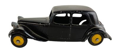 une petite voiture noire aux roues jaunes sur fond blanc