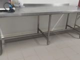 une grande table en acier inoxydable dans une cuisine professionnelle