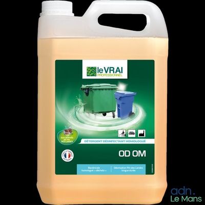 un gros plan sur un gallon de liquide sur fond noir