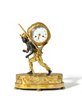 une horloge en or sur laquelle figure un homme tenant un bâton