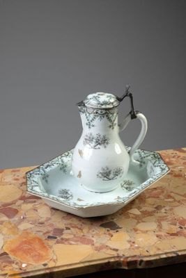 une petite tasse et une soucoupe posées sur une table