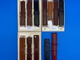 quatre montres différentes dans un coffret sur fond bleu