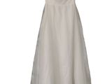 une robe blanche suspendue à un cintre, sur fond blanc