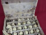une boîte contenant tout un tas de boules blanches