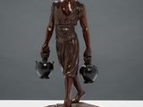 une image représentant une statue de femme tenant deux tasses