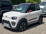 une petite voiture blanche garée dans un parking