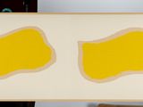 une photo d'une personne tenant un morceau de papier sur lequel se trouve de la peinture jaune