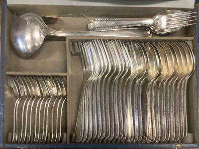 un lot de cuillères en argent et de cuillères dans une boîte