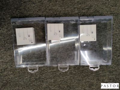 trois appareils électroniques empilés les uns sur les autres