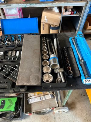 un établi avec de nombreux outils