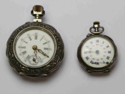 deux horloges placées l'une à côté de l'autre sur une table