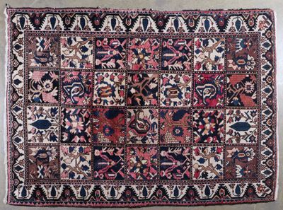 IRAN. Tapis Bachtiar en laine à décor de jardins.