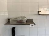 un évier dans un coin d'une petite cuisine