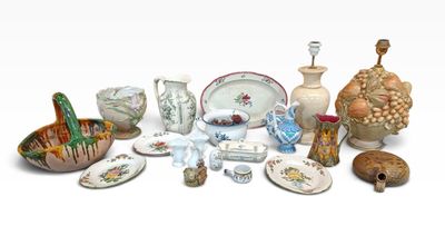 nombreux types de vases et de plats sur la table