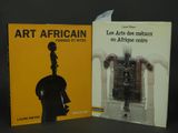 deux livres sur l'art et l'architecture posés sur une surface noire