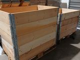 un camion avec une caisse en bois à l'arrière