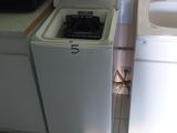 une photo d'une cuisine équipée d'un lave-linge et d'un sèche-linge