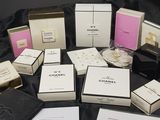 beaucoup de parfums différents sur la table