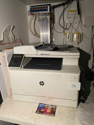 une imprimante posée sur un bureau dans une pièce