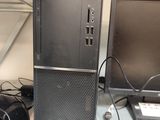 un ordinateur de bureau posé sur un bureau, à côté d'un clavier