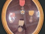 une photo d'une médaille dans un cadre doré