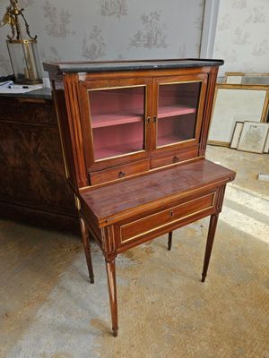un petit bureau surmonté d'un miroir