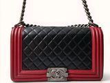 Sac à main Chanel en cuir noir et rouge, avec des finitions argentées