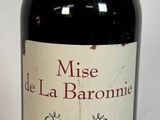 une bouteille de vin posée sur une table