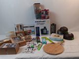 une table sur laquelle se trouvent de nombreux objets