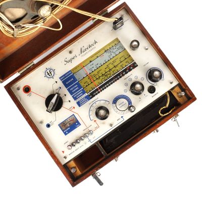 une boîte en bois contenant une radio
