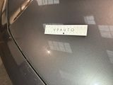 a sticker on the hood of a car that says vauto