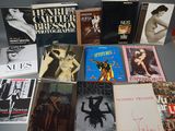 un grand nombre de livres posés sur une table