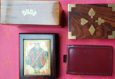 de nombreux objets posés sur une table rose