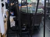 une pièce où il y a beaucoup de vélos et une table