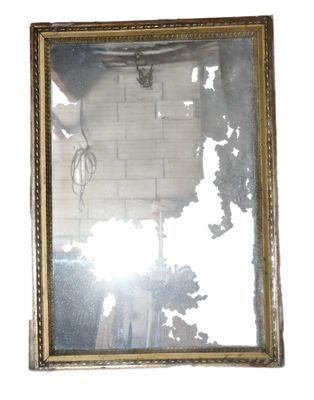 un miroir accroché au mur de la pièce