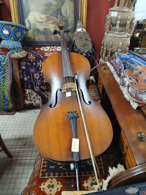 un violon posé sur une table dans une pièce