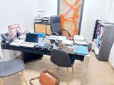 un bureau avec deux chaises et un ordinateur portable dessus