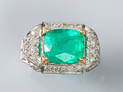 une bague en émeraude et diamant
