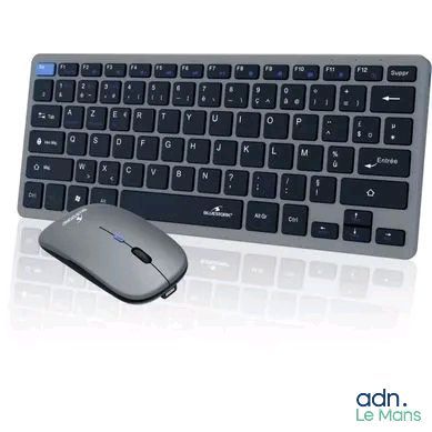 un clavier d'ordinateur et une souris placés l'un à côté de l'autre