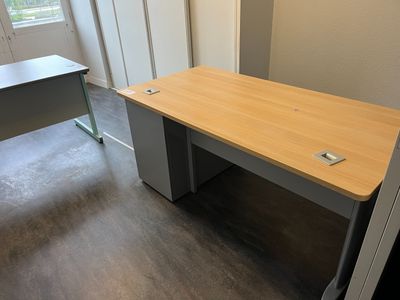 Bureau imitation bois, base métal laqué gris, caisson 3 tiro…
