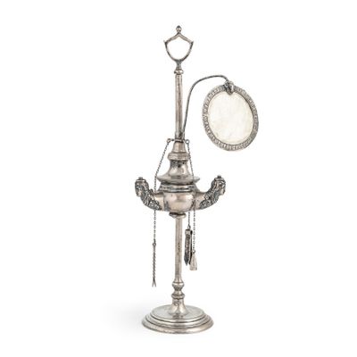 une lampe ancienne plaquée argent, munie d'un miroir et d'une chaîne qui en pend