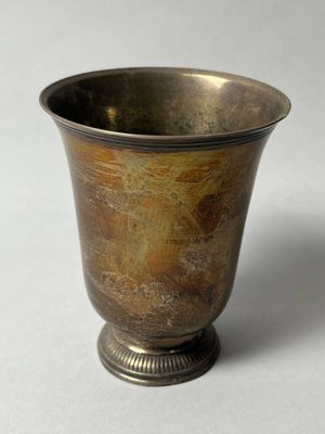 Timbale en argent de forme tulipe, le pied godronné - Photo 1